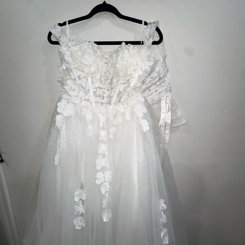 Elegant White Off-Shoulder Lace Dress - Picture 5 of 11